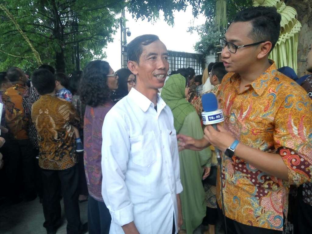 Sosok Jokowi 'KW' Bikin Heboh Antrean Tamu Kahiyang-Bobby