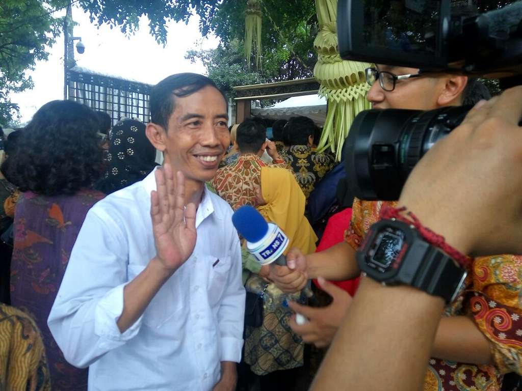 Sosok Jokowi 'KW' Bikin Heboh Antrean Tamu Kahiyang-Bobby