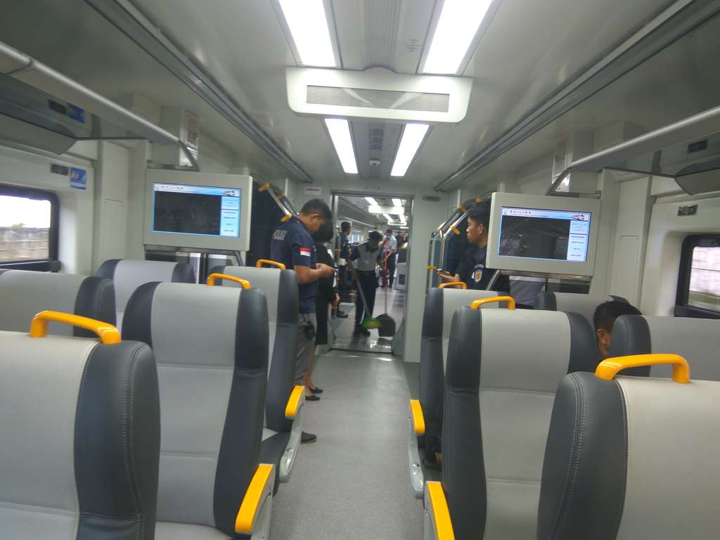 Menjajal Kereta Bandara, Keren Lho!