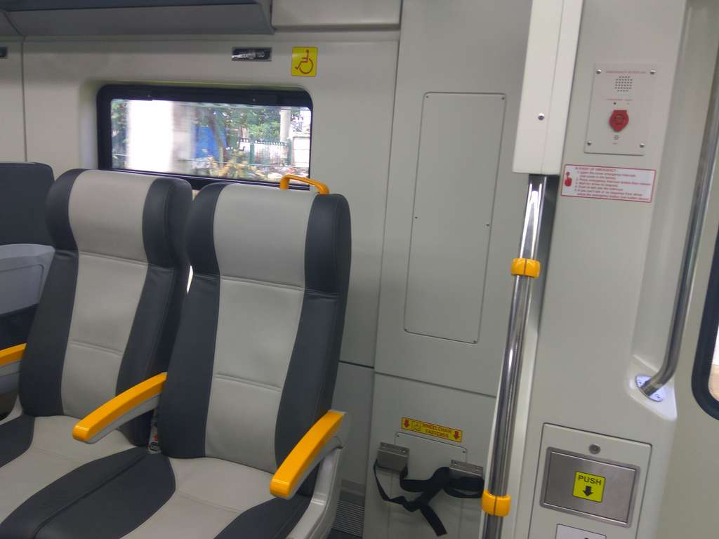 Menjajal Kereta Bandara, Keren Lho!