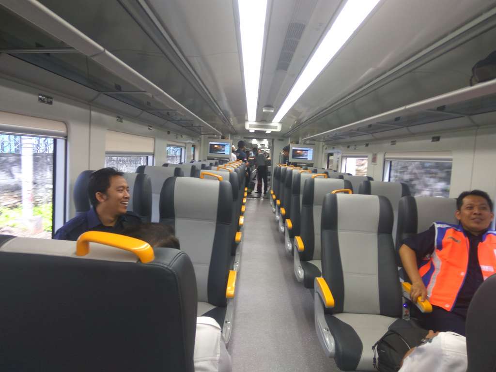 Menjajal Kereta Bandara, Keren Lho!