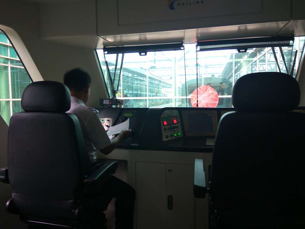 Menjajal Kereta Bandara, Keren Lho!