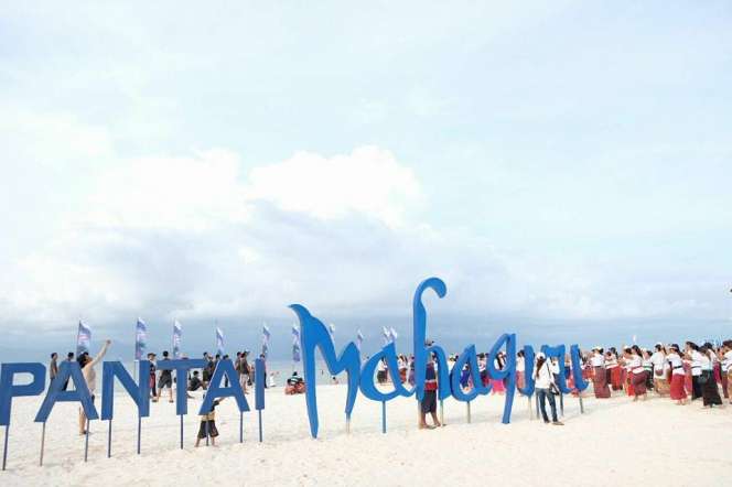 Pementasan Tari Rejang Massal Meriahkan Nusa Penida Festival