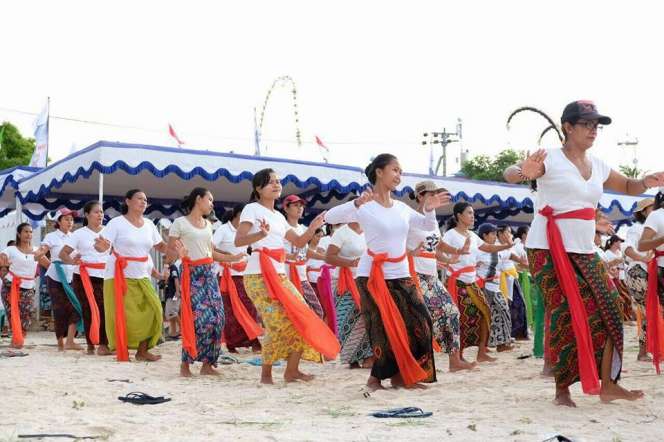 Pementasan Tari Rejang Massal Meriahkan Nusa Penida Festival