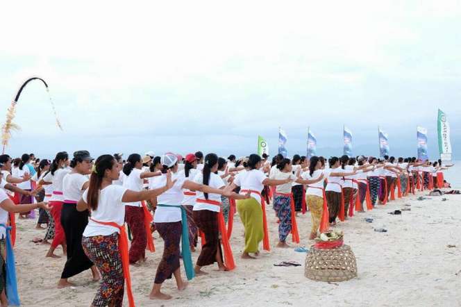 Pementasan Tari Rejang Massal Meriahkan Nusa Penida Festival