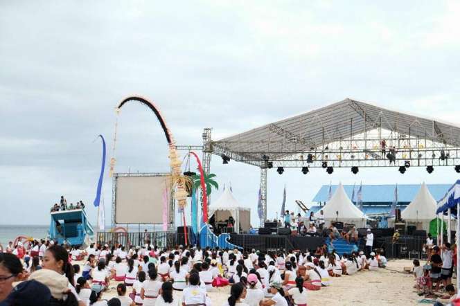 Pementasan Tari Rejang Massal Meriahkan Nusa Penida Festival