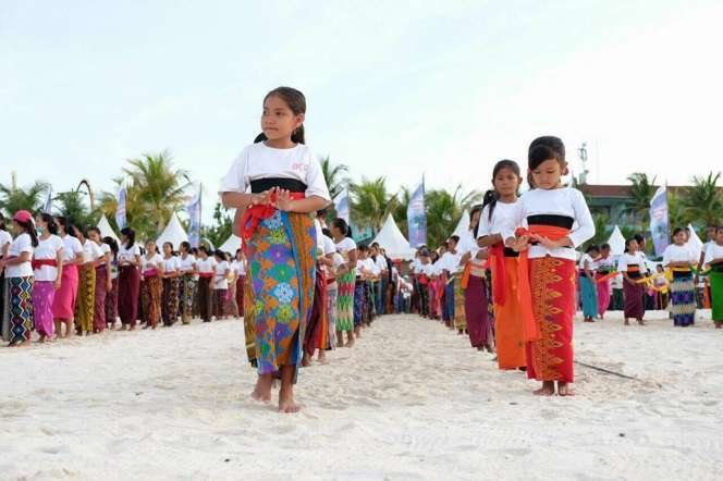 Pementasan Tari Rejang Massal Meriahkan Nusa Penida Festival