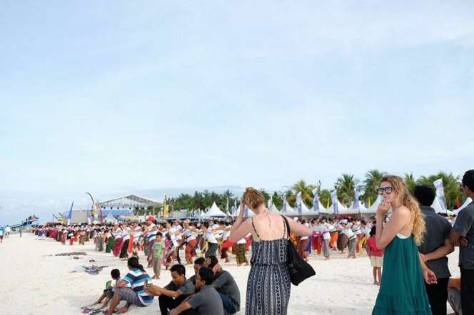 Pementasan Tari Rejang Massal Meriahkan Nusa Penida Festival