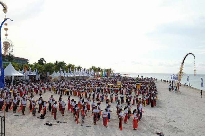 Pementasan Tari Rejang Massal Meriahkan Nusa Penida Festival