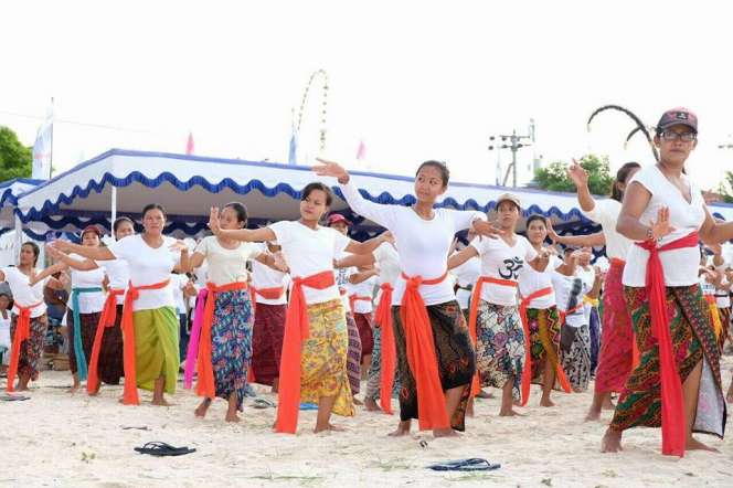 Pementasan Tari Rejang Massal Meriahkan Nusa Penida Festival