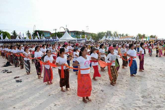 Pementasan Tari Rejang Massal Meriahkan Nusa Penida Festival