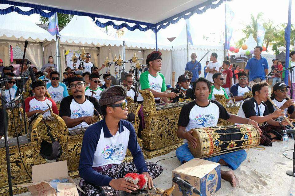 Pementasan Tari Rejang Massal Meriahkan Nusa Penida Festival
