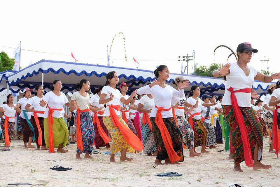 Pementasan Tari Rejang Massal Meriahkan Nusa Penida Festival