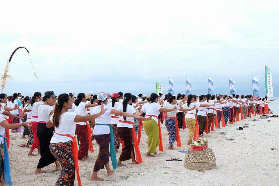 Pementasan Tari Rejang Massal Meriahkan Nusa Penida Festival