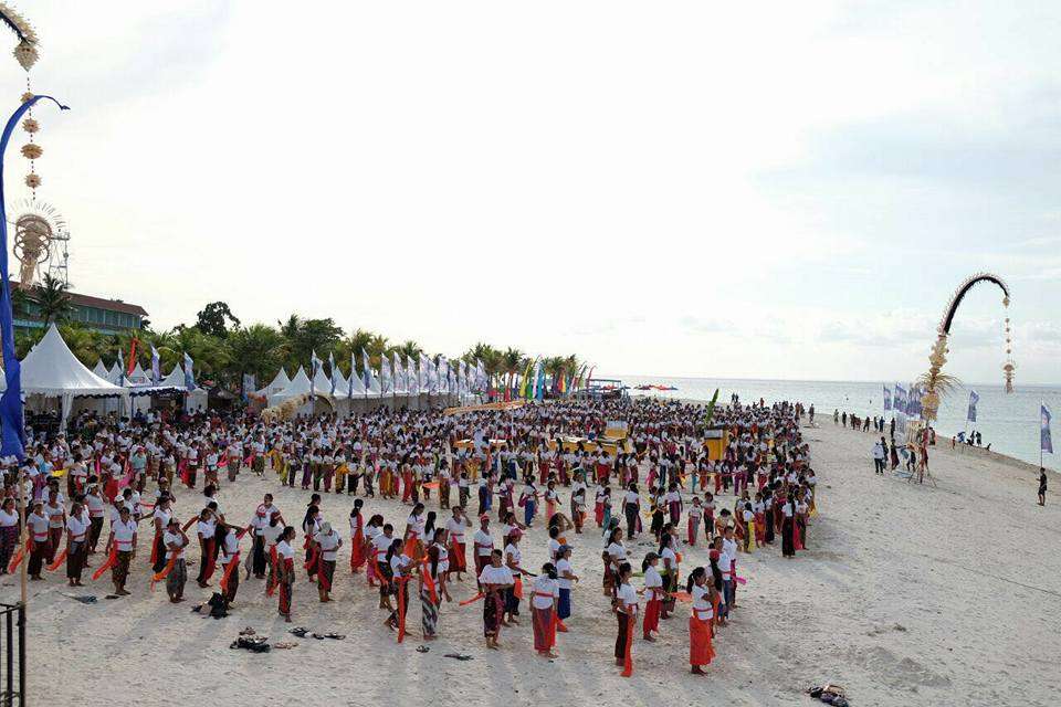 Pementasan Tari Rejang Massal Meriahkan Nusa Penida Festival