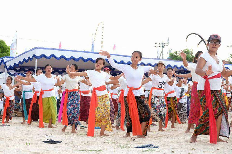 Pementasan Tari Rejang Massal Meriahkan Nusa Penida Festival