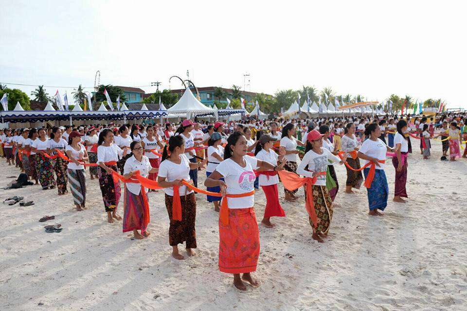 Pementasan Tari Rejang Massal Meriahkan Nusa Penida Festival