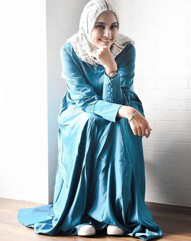 Gaya Fashion Hijab Ala Zee Zee Shahab, Kece Banget!