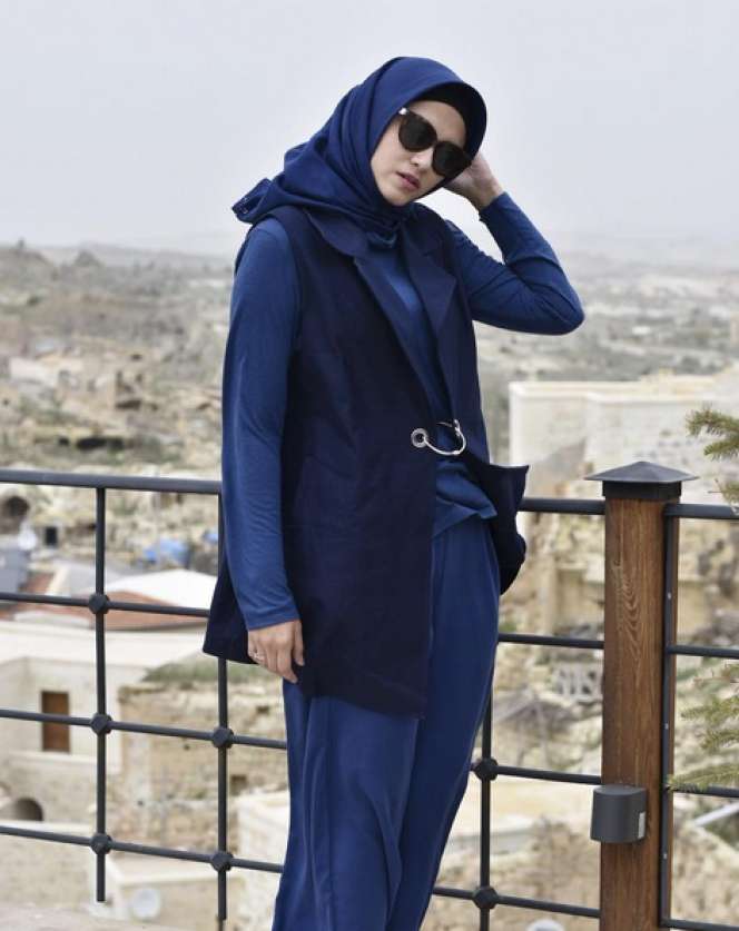 Gaya Fashion Hijab Ala Zee Zee Shahab, Kece Banget!