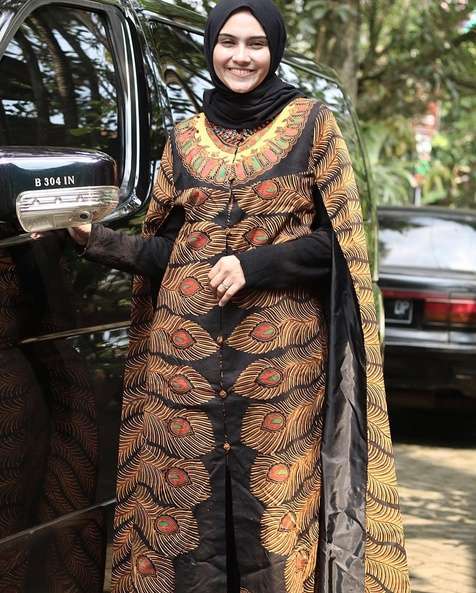 Gaya Fashion Hijab Ala Zee Zee Shahab, Kece Banget!