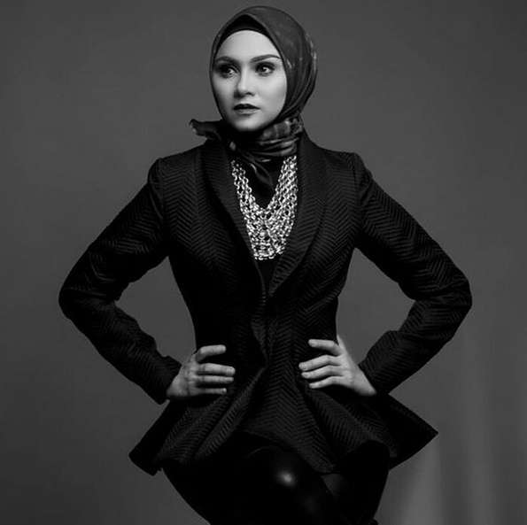Gaya Fashion Hijab Ala Zee Zee Shahab, Kece Banget!