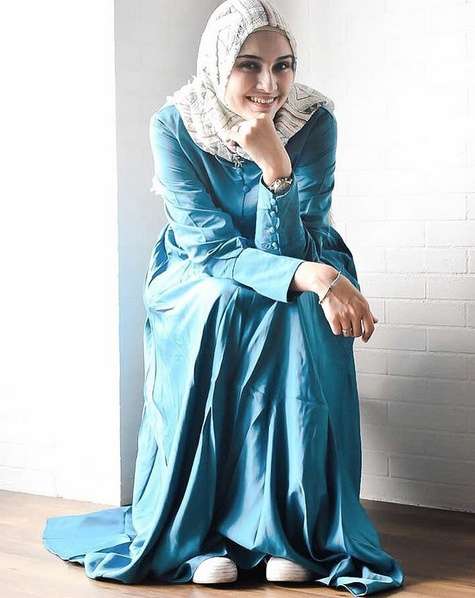 Gaya Fashion Hijab Ala Zee Zee Shahab, Kece Banget!