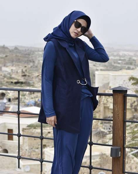 Gaya Fashion Hijab Ala Zee Zee Shahab, Kece Banget!