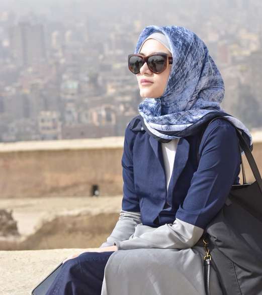 Gaya Fashion Hijab Ala Zee Zee Shahab, Kece Banget!