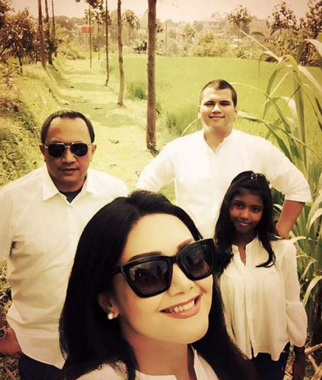 Kemesraan Bella Saphira Bersama Kedua Anaknya