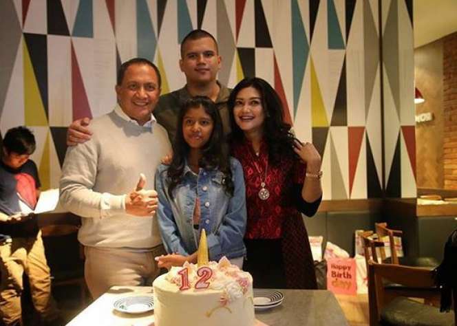 Kemesraan Bella Saphira Bersama Kedua Anaknya