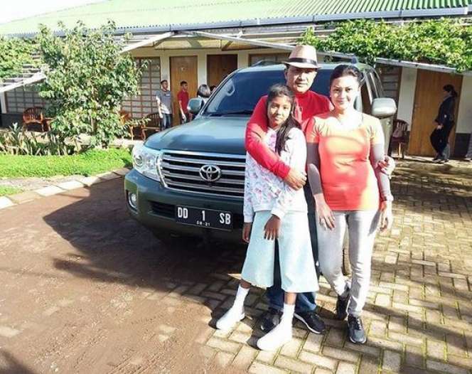 Kemesraan Bella Saphira Bersama Kedua Anaknya