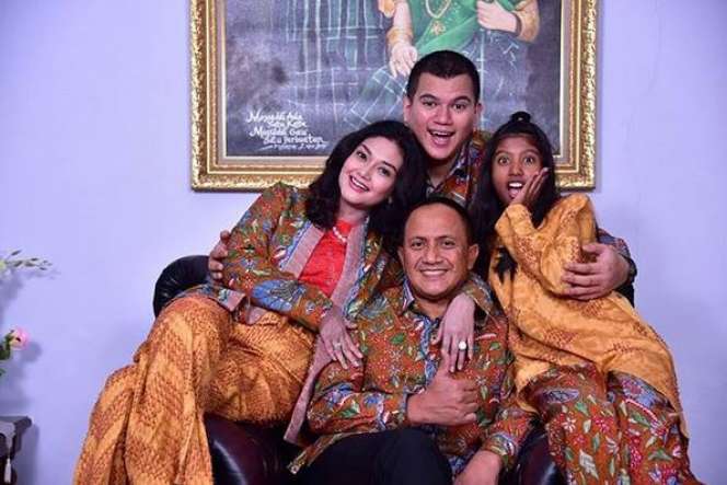 Kemesraan Bella Saphira Bersama Kedua Anaknya