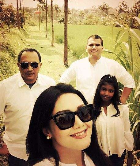 Kemesraan Bella Saphira Bersama Kedua Anaknya