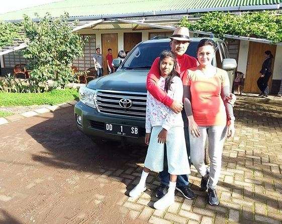 Kemesraan Bella Saphira Bersama Kedua Anaknya