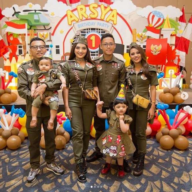 Kedekatan 5 Artis Cantik dengan Anak Tirinya