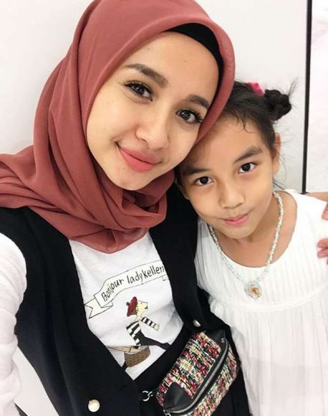 Kedekatan 5 Artis Cantik dengan Anak Tirinya