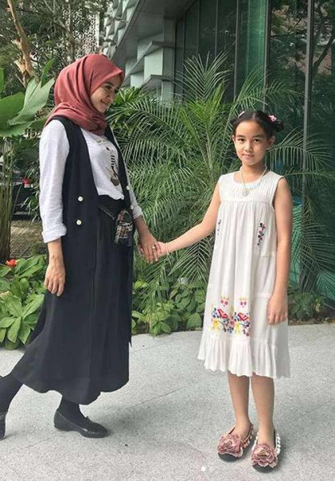 Kedekatan 5 Artis Cantik dengan Anak Tirinya