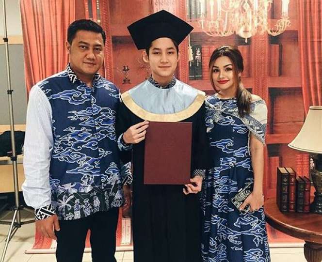 Kedekatan 5 Artis Cantik dengan Anak Tirinya