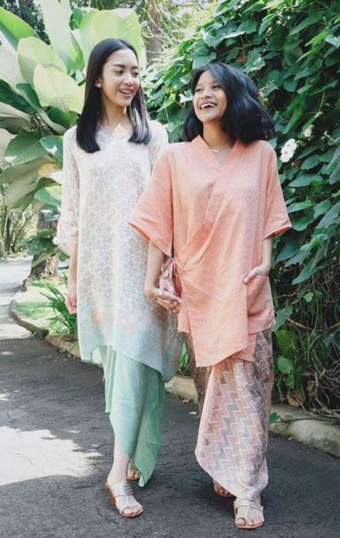 Kedekatan 5 Artis Cantik dengan Anak Tirinya