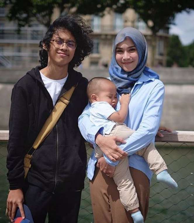 Kedekatan 5 Artis Cantik dengan Anak Tirinya