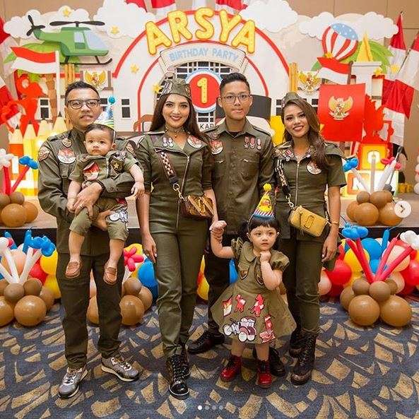 Kedekatan 5 Artis Cantik dengan Anak Tirinya