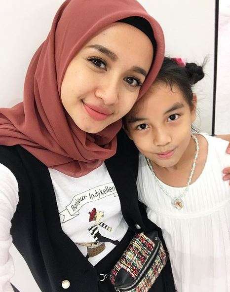 Kedekatan 5 Artis Cantik dengan Anak Tirinya