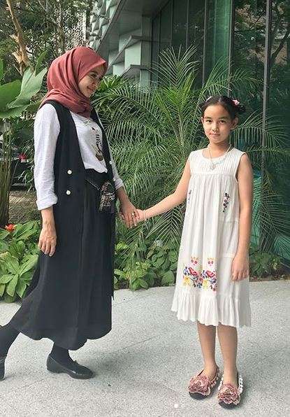 Kedekatan 5 Artis Cantik dengan Anak Tirinya