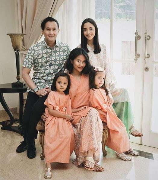 Kedekatan 5 Artis Cantik dengan Anak Tirinya