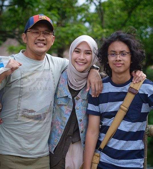 Kedekatan 5 Artis Cantik dengan Anak Tirinya