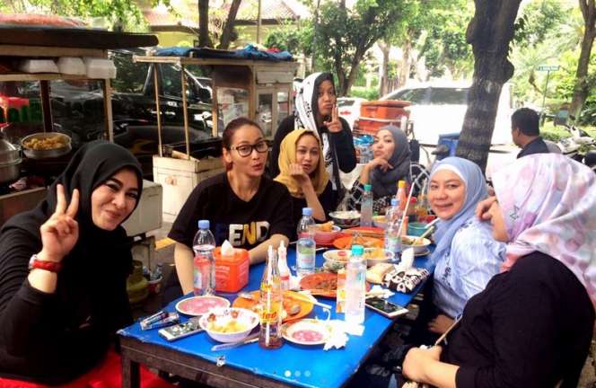 Inul Daratista Cuek Makan Mie Ayam di Pinggir Jalan