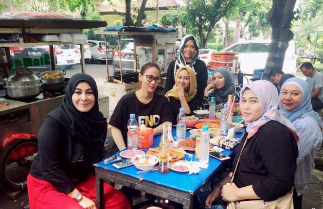 Inul Daratista Cuek Makan Mie Ayam di Pinggir Jalan