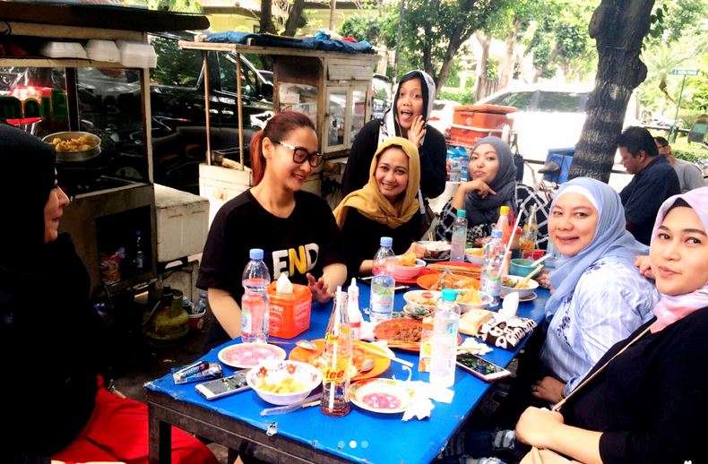 Inul Daratista Cuek Makan Mie Ayam di Pinggir Jalan