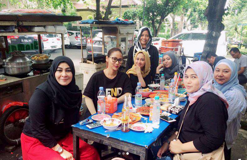 Inul Daratista Cuek Makan Mie Ayam di Pinggir Jalan