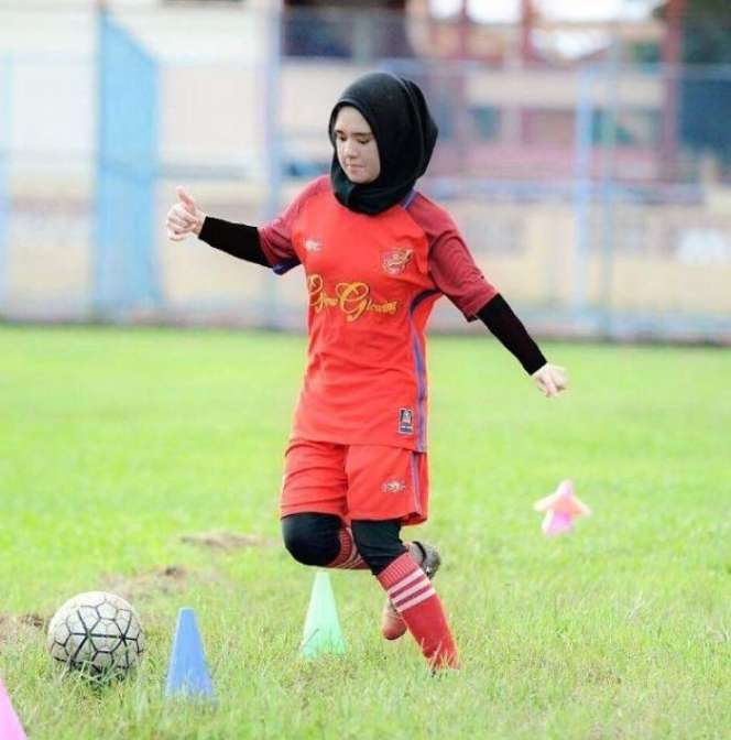 Cantiknya Nur Indah, Pesepakbola Wanita Berhijab